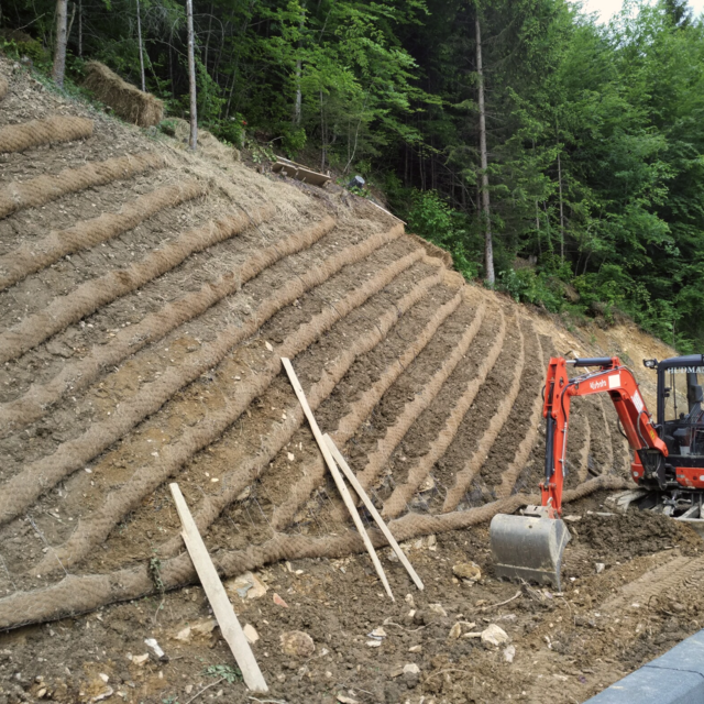 Sanacija brežine za Marmor Hotavlje – brez skrbi in erozije