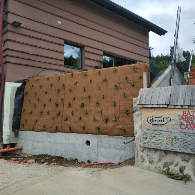Posajena strma škarpa pred hišo.