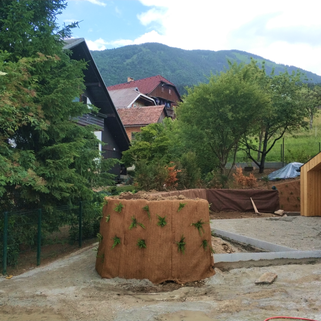 Škarpa, ki služi kot živa meja pred hišo